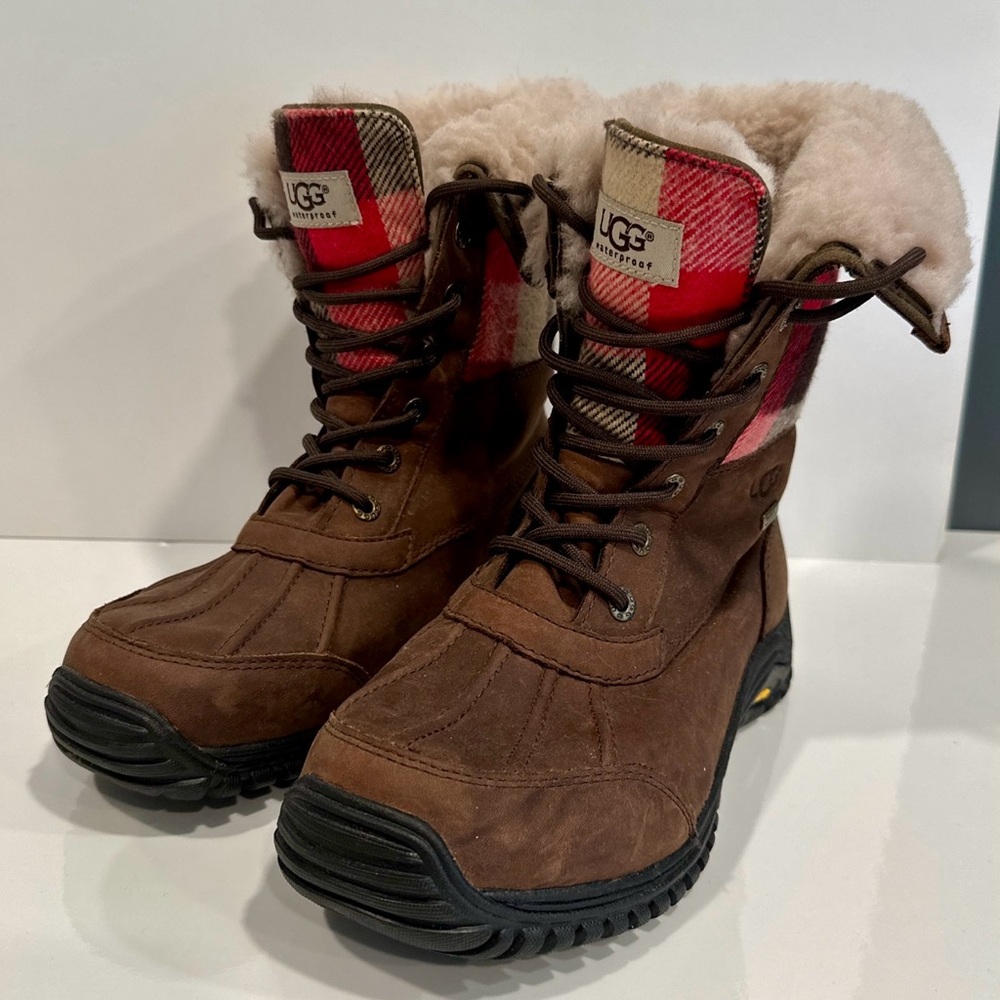 Women’s UGG ADIRONDACK II PLAID STOUT BOOTS - Size 7.5